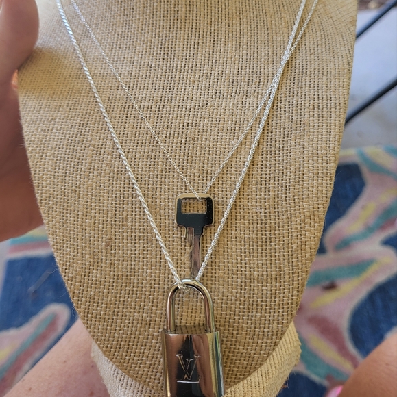 LOUIS VUITTON NECKLACE PADLOCK WITH KEY! - Picture 3 of 3